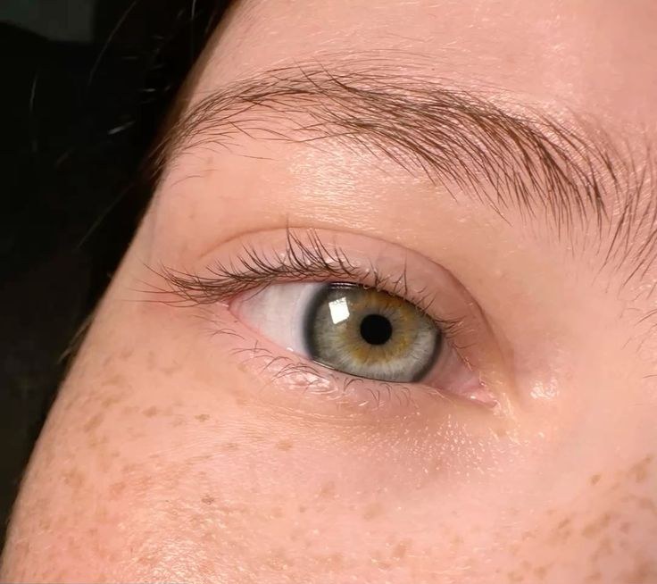 Wimpern- und Augenbrauenlifting München — vorher